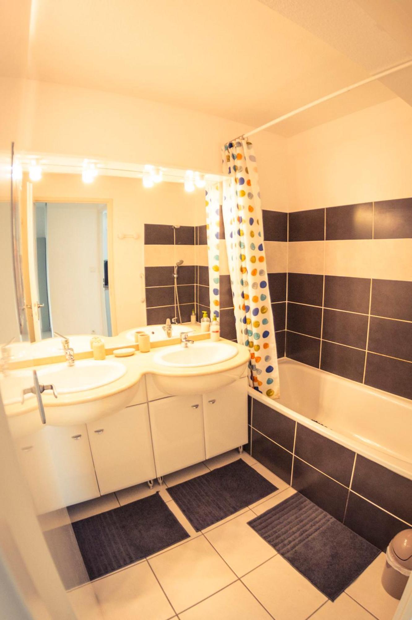 L Arene Margaux, 300 M Du Tram Apartment Лормон Екстериор снимка